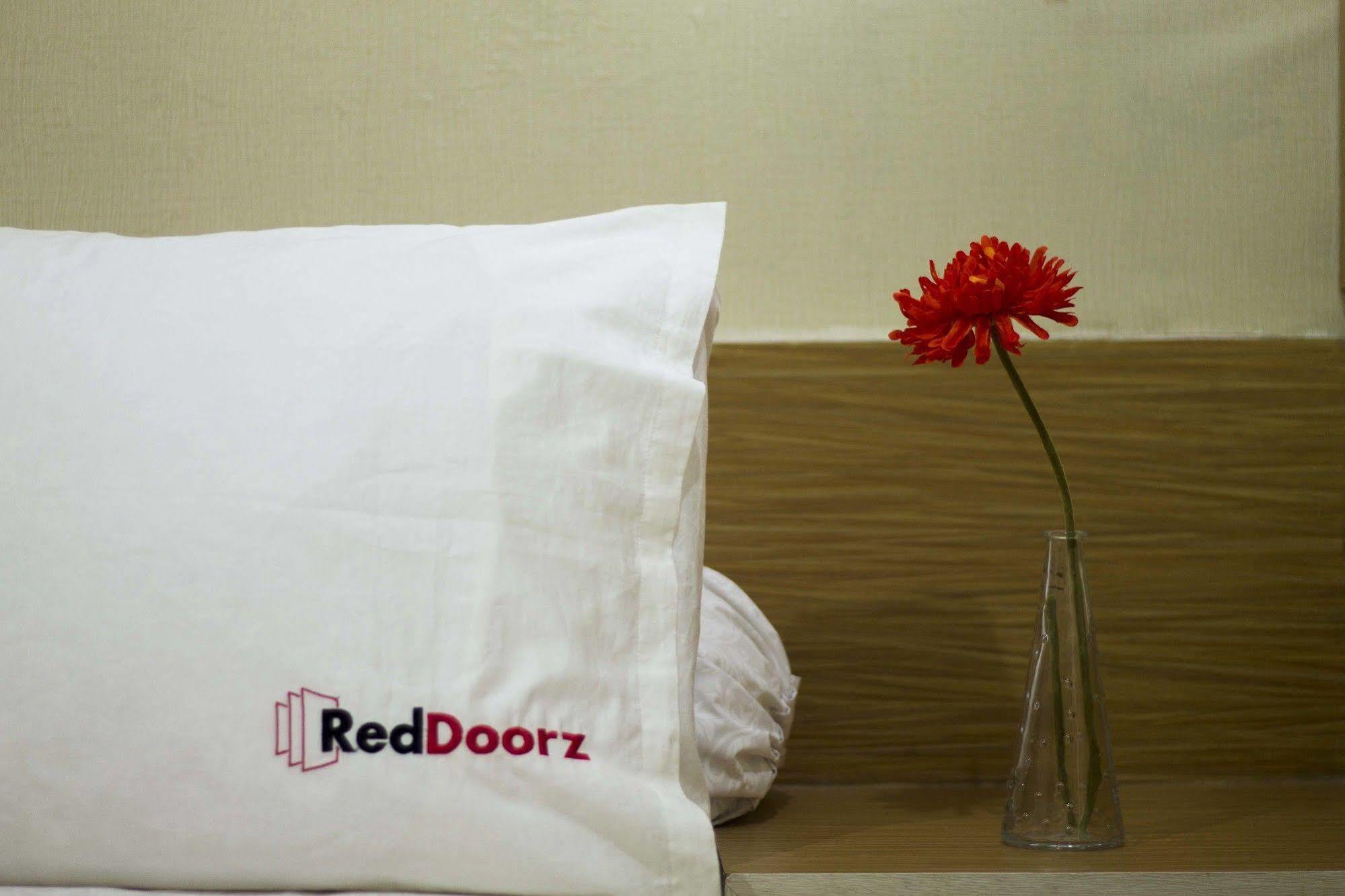 Reddoorz Apartment @ Green Pramuka Jakarta Ngoại thất bức ảnh